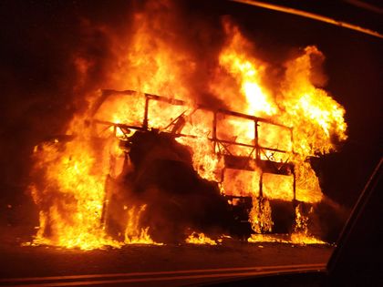 Imagen de Bus resultó incinerado tras colisionar contra un tractocamión en la Autopista, a la altura de Cocorná