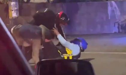 Motociclistas golpearon a guarda de tránsito tras ser requeridos por este