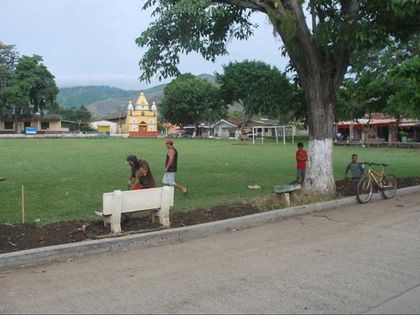 Trabajamos para instalar Iluminacion en cancha de Mediacanoa