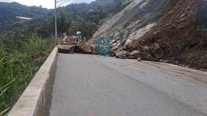 Imagen de  Continúa el cierre en la vía Santa Elena por caída de material sobre la calle: tome rutas alternas