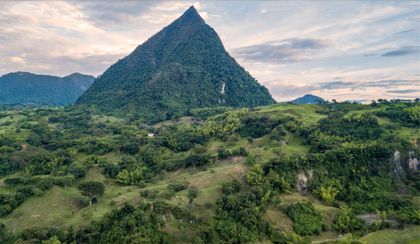 Imagen de  En la pirámide natural más alta del mundo, que está en Antioquia, avanza la construcción de un ecoparque