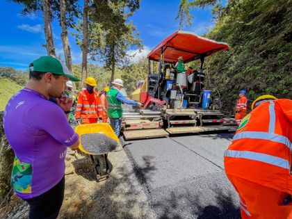 Imagen de  Con éxito avanza la pavimentación del tramo final de la vía Granada-San Carlos