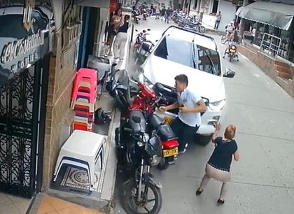 Imagen de  Así fue el accidente de una camioneta en San Rafael que dejó dos lesionados y tres motos afectadas