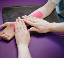 Cintas kinesiológicas: beneficios a corto plazo limitados y riesgo de irritación cutánea