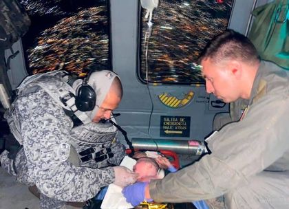 Imagen de  Durante misión aeromédica, mujer dio a luz en un helicóptero de la Fuerza Aérea Colombiana
