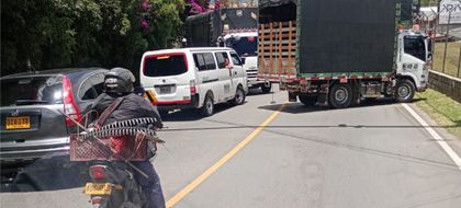 Imagen de  Vía La Ceja-Medellín, en el sector Fátima, está cerrada para buses y vehículos de carga