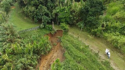 Imagen de El mal manejo de aguas de un particular sería la causa del movimiento en masa en la Autopista