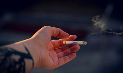 Una variante rara de CHRNB2 asocia hasta un 78 % menos de cigarrillos al día en fumadores de diversas ancestrías