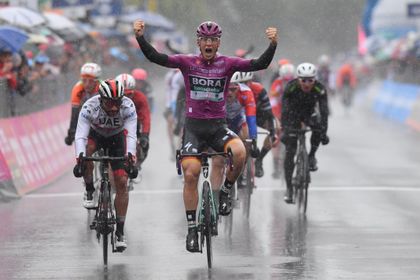 Fernando Gaviria y Pascal Ackermann protagonizaron final de infarto en el Giro de Italia