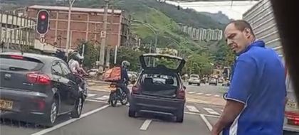 Imagen de ”Ya tenía antecedentes por intolerancia”: más detalles del hombre que protagonizó agresión a un carro en Medellín