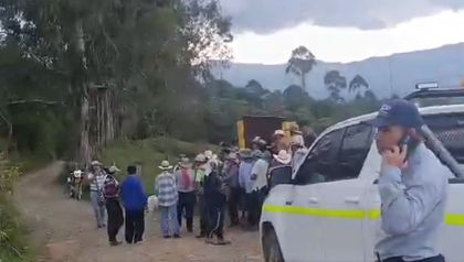 Imagen de  Un grupo de personas bloqueó una vía, al parecer, para impedir obras de Minera AngloGold Ashanti en Jericó