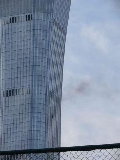 Imagen de Se estrella una avioneta contra el edificio más alto de Pekín