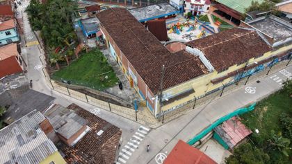 Imagen de Pavimentan la vía que conecta la zona escolar y deportiva de Guatapé