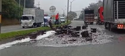 Imagen de Camión cargado de cerveza tuvo un accidente en la Autopista; hay paso restringido