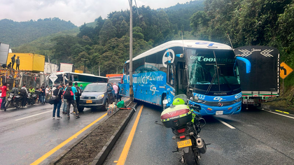 Imagen de Aparatoso accidente en la autopista Medellín-Bogotá deja al menos 15 lesionados, según reporte preliminar