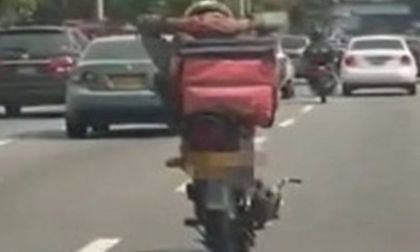 Irresponsable: motociclista manejó con los pies en plena autopista de Cali