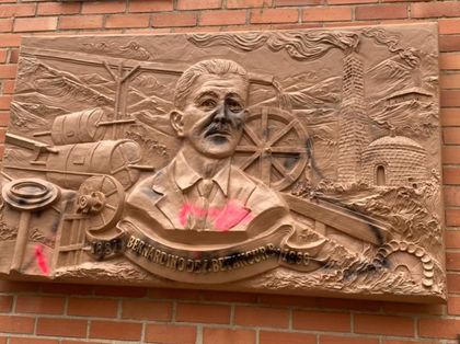 Imagen de  Indignación en El Carmen por vandalización de escultura de un personaje ilustre de la localidad