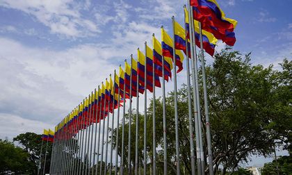 Cali engalana sus espacios públicos con la bandera de Colombia para la posesión presidencial