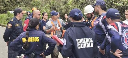 Imagen de  Complejas labores de rescate tras caída de volqueta a río entre San Vicente y Concepción. Siete buzos intentan acceder
