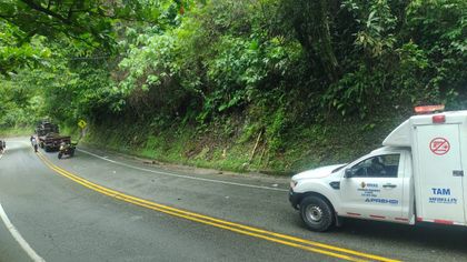 Imagen de Accidente en la autopista Medellín-Bogotá deja dos personas atrapadas bajo un tractocamión