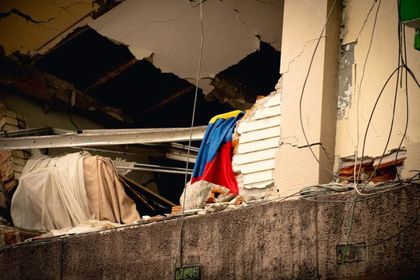Imagen de  Suben a 294 los muertos por el terremoto