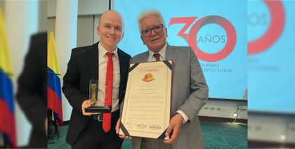 Imagen de  Alcalde de La Ceja recibió la estatuilla “Columna de la Democracia” por su liderazgo y compromiso social