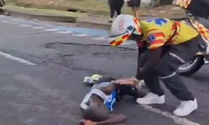 Caída de atleta en la Maratón de Cali desata polémica por huecos en las vías