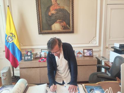 Imagen de  El presidente Gustavo Petro firmó el decreto que convoca a la consulta popular: puso una condición para derogarlo