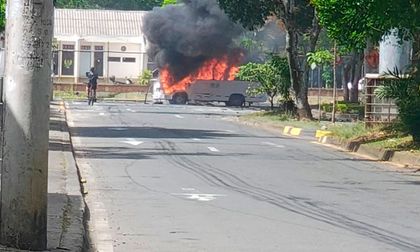 Atentado en el Batallón Pichincha: vehículo con explosivos y cilindros genera alerta en Cali
