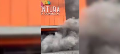 Imagen de  Encapuchados ocasionaron un incendio tras lanzar un artefacto contra un árbol navideño de un centro comercial en Medellín