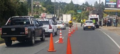 Imagen de  Choque entre camioneta y tractomula deja una persona fallecida en la autopista Medellín–Bogotá
