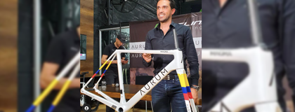 Imagen de ¡Gran visita! Alberto Contador rodó por las vías del Oriente