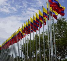Cali engalana sus espacios públicos con la bandera de Colombia para la posesión presidencial