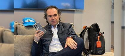 Imagen de Por orden de ‘Fico’, directivos de la Alcaldía de Medellín ya no tendrán celulares ni datos gratis