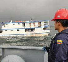 Rescatan motonave a punto de naufragar
