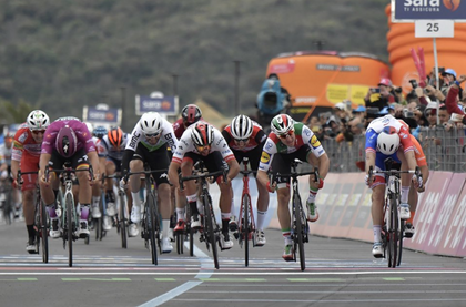 Viviani descalificado y Fernando Gaviria se quedo con la tercera etapa del Giro