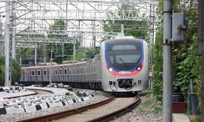 El tren de cercanías marcha sobre rieles