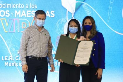 Imagen de  Maestra de El Carmen de Viboral fue condecorada por la Gobernación de Antioquia