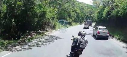 Imagen de  En video: ¡Casi se caen! Pareja esquiva los huecos de la Autopista Medellín-Bogotá