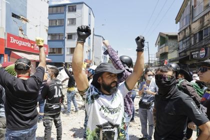 Imagen de  Puño en alto y silencio, la esperanza de que haya sobrevivientes bajo escombros en Pereira