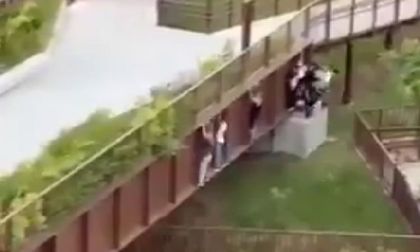 Jóvenes cruzan puente del Parque Cristo Rey poniendo en riesgo su vida