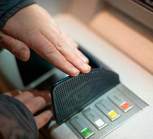 Cuidado con la trampa del billete: así le vacían la cuenta en cajeros automáticos en diciembre