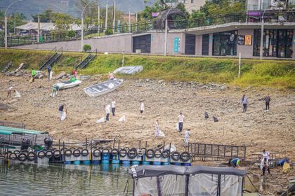 Imagen de En Guatapé recogieron siete toneladas de basura en el malecón. Aprovecharon el nivel de la represa para hacer limpieza