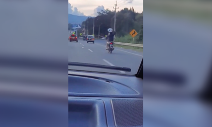 Imagen de ¿Borracho? Así terminó un motociclista que hacía maniobras peligrosas en la autopista
