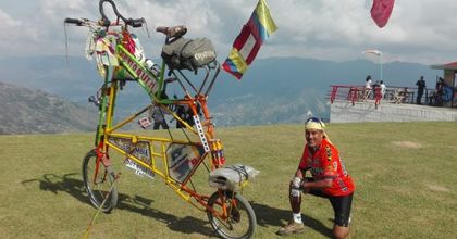 Imagen de  El hombre de la bicicleta de dos metros que quiere conocer a Froome