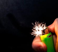 Niño de 13 años resultó quemado en cara y mano con una petaca