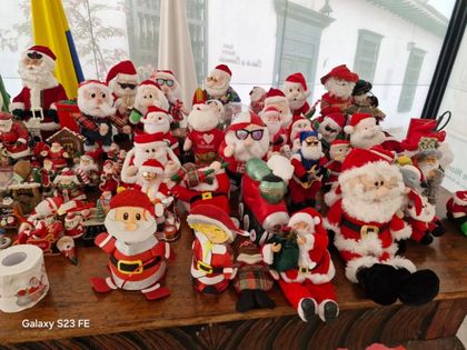 Imagen de Una colección de Papá Noel llena de memoria y esperanza el Museo de Artes de Rionegro