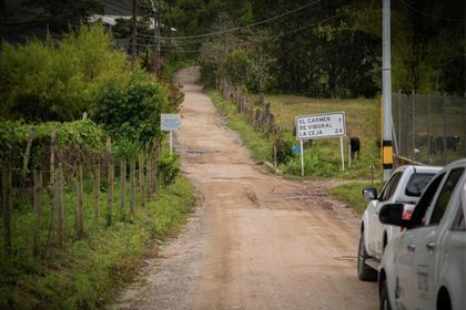 Imagen de  Vía El Carmen-El Santuario está financiada y obras culminarán en 2024, según Gobernación