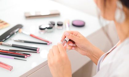 Maquillarse tiene beneficios emocionales, físicos y mentales