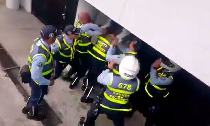 Patadas y puños: graban a agentes de tránsito golpeando a un hombre en Cali